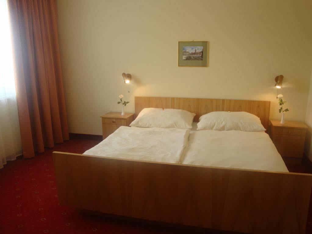バーデン アウレリウス ペンション Bed & Breakfast エクステリア 写真